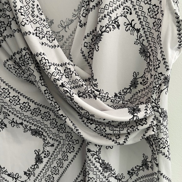 DKNY blouse large. White with black details - Picture 5 of 8